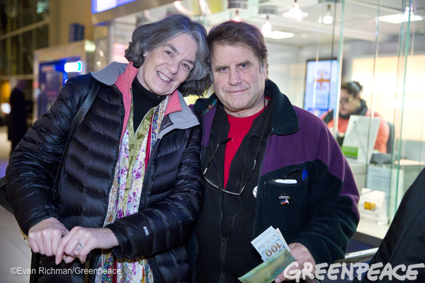 Evan Richman Greenpeace Photo of Peter and Maggy Willcox arriving on US soil