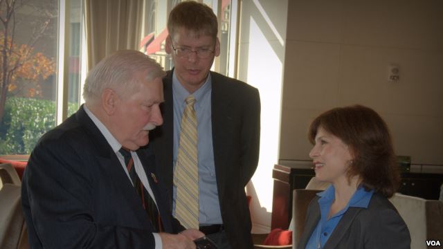 Lech Wałesa speaks with VOA's Vivian Chakarian (VOA Photo by Sergei Moskalev). “I would not be the man I am today without VOA,” said Wałesa. “One-third of our victory was due to VOA.”
