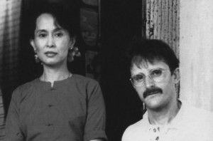 Former VOA Correspondent Dan Robinson with Burmese human rights leader Aung San Suu Kyi
