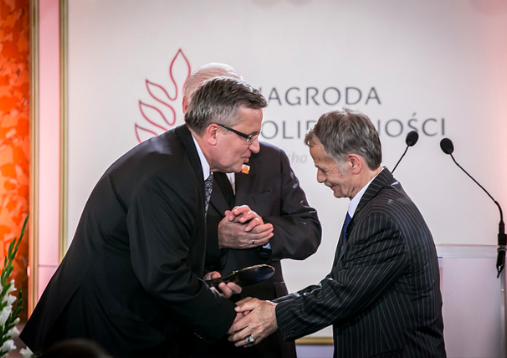 Poland's President Bronislaw Komorowski congratulates Crimean Tatar leader Mustafa Dzhemilev on receiving Lech Walesa Solidarity Prize.