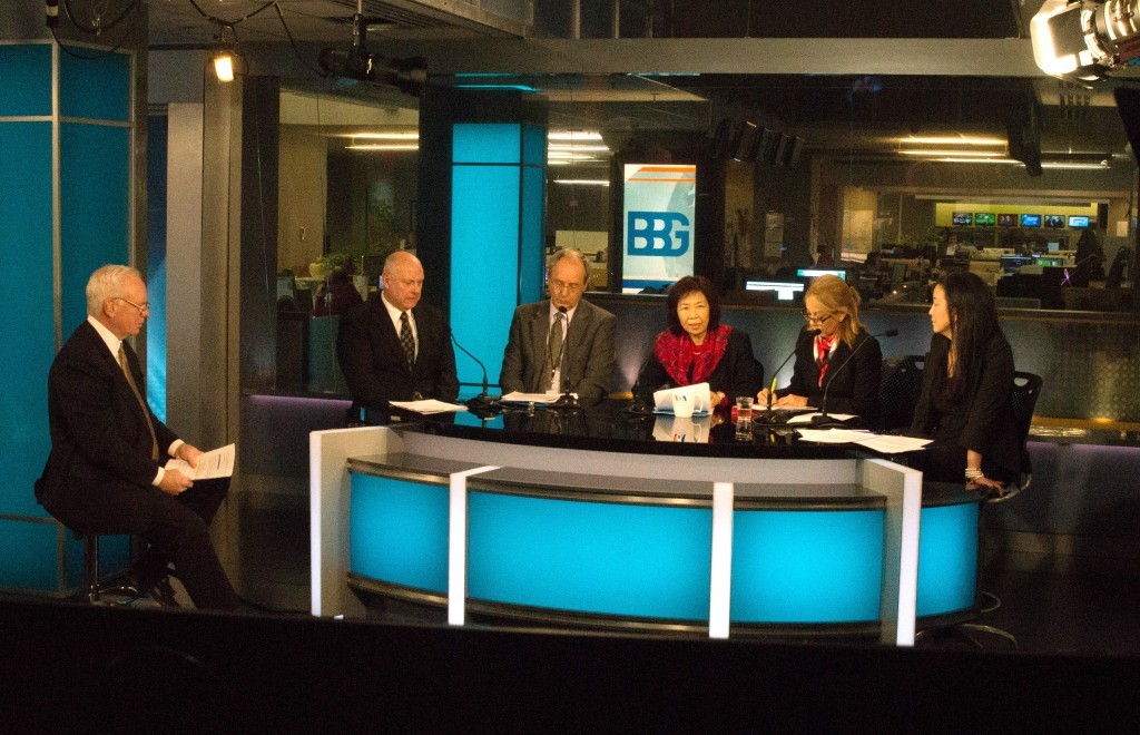 BBG CEO John Lansing (l), moderates a discussion with members of the Media Coordinating Council (ICC) in Voice of America’s new HD studio, February 26, 2016.
