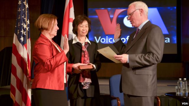Amanda Bennett being sworn as VOA Director by Broadcasting Board of Governors (BBG) CEO John Lansing, April 18, 2016. Kelu Chao, a longtime VOA senior executive and later acting CEO of USAGM (BBG's name since 2018) is also in the photo.