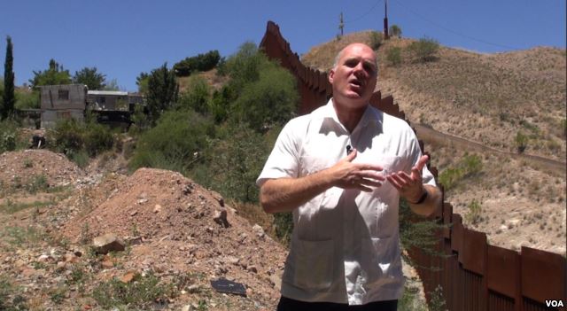 Reverend Randy Mayer by the border wall in Nogales, Mexico. (G. Flakus:VOA)